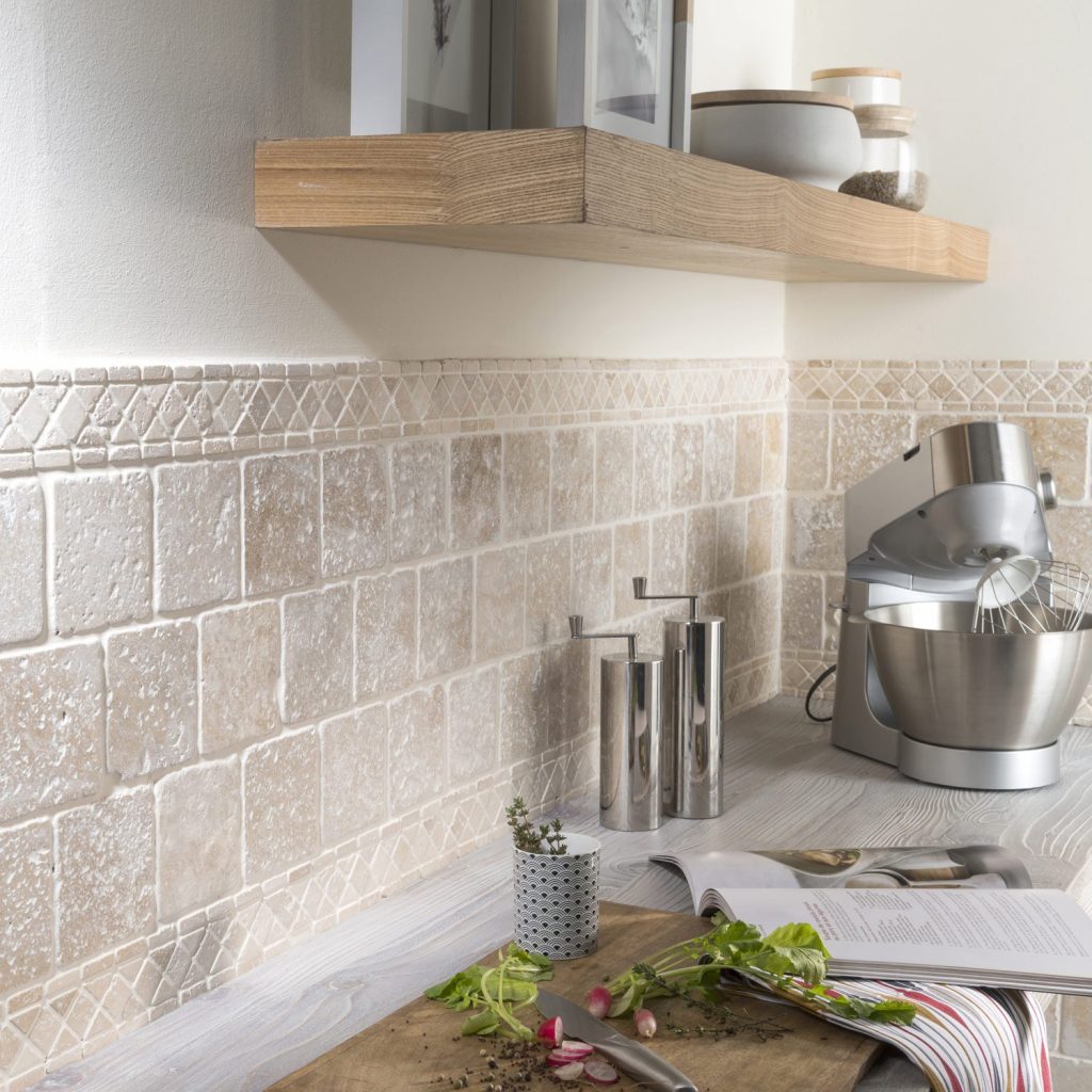 Cuisine mosaïque travertin